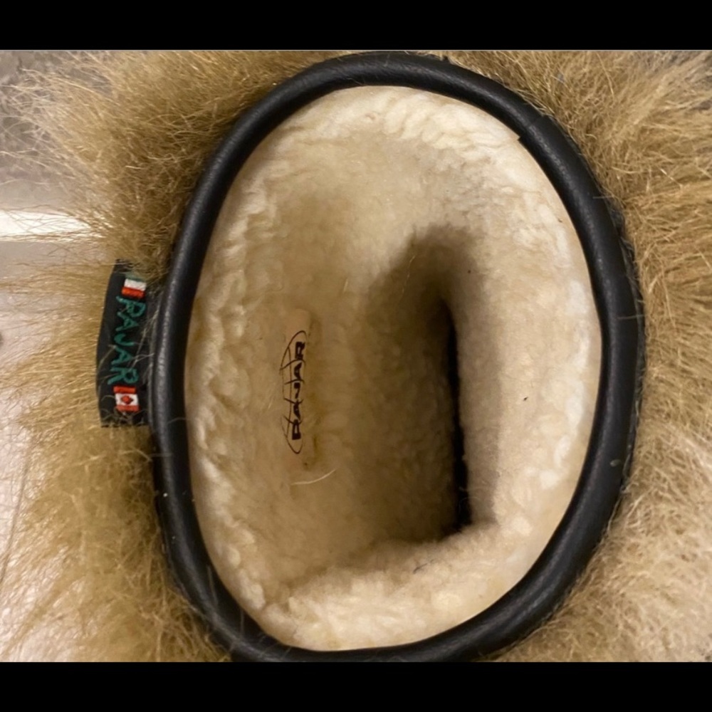 Beautiful fur pajar boots use but clean good Condition needs a new home